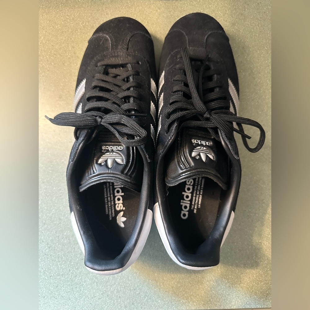 *RARE* BNWT Women’s Adidas Gazelle sneakers
